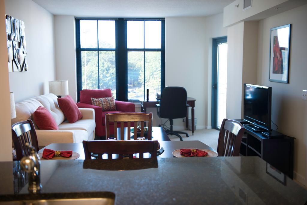 Crystal Quarters Corporate Housing At The Gramercy Arlington Room photo